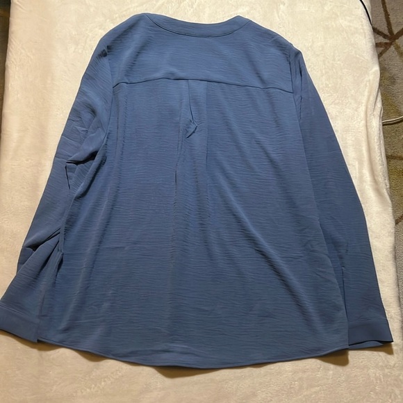 NWOT Dalia Blue Flowy Top sz L - Picture 5 of 5